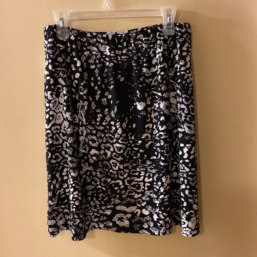 NWD black shorter midi skirt with white design - size medium